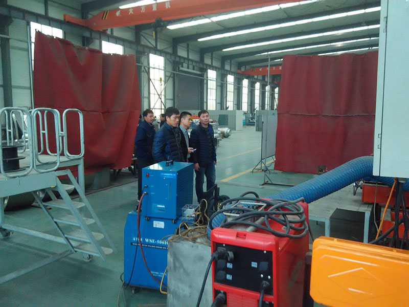 客戶參觀我公司鋁合金焊接自動化設(shè)備。