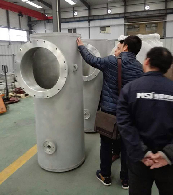 客戶參觀我公司GIS殼體成品。