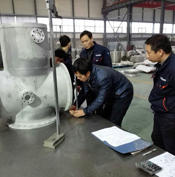 客戶對GIS殼體加工尺寸進行檢測。